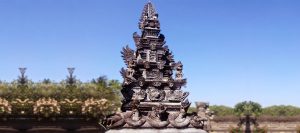 Membangun Palinggih Padmasana