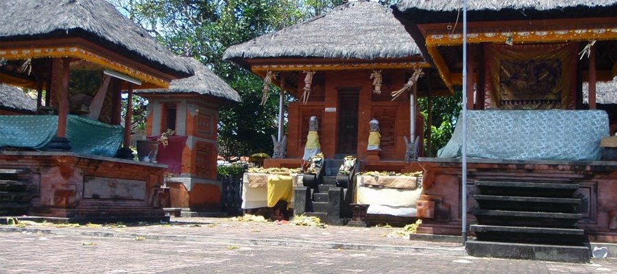Pemujaan Leluhur Agama Bali