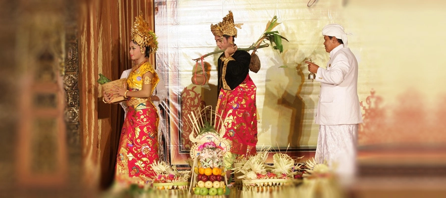 Pelaksanaan Perkawinan Menurut Tradisi dan Adat-istiadat Bali Pelaksanaan Perkawinan Bali